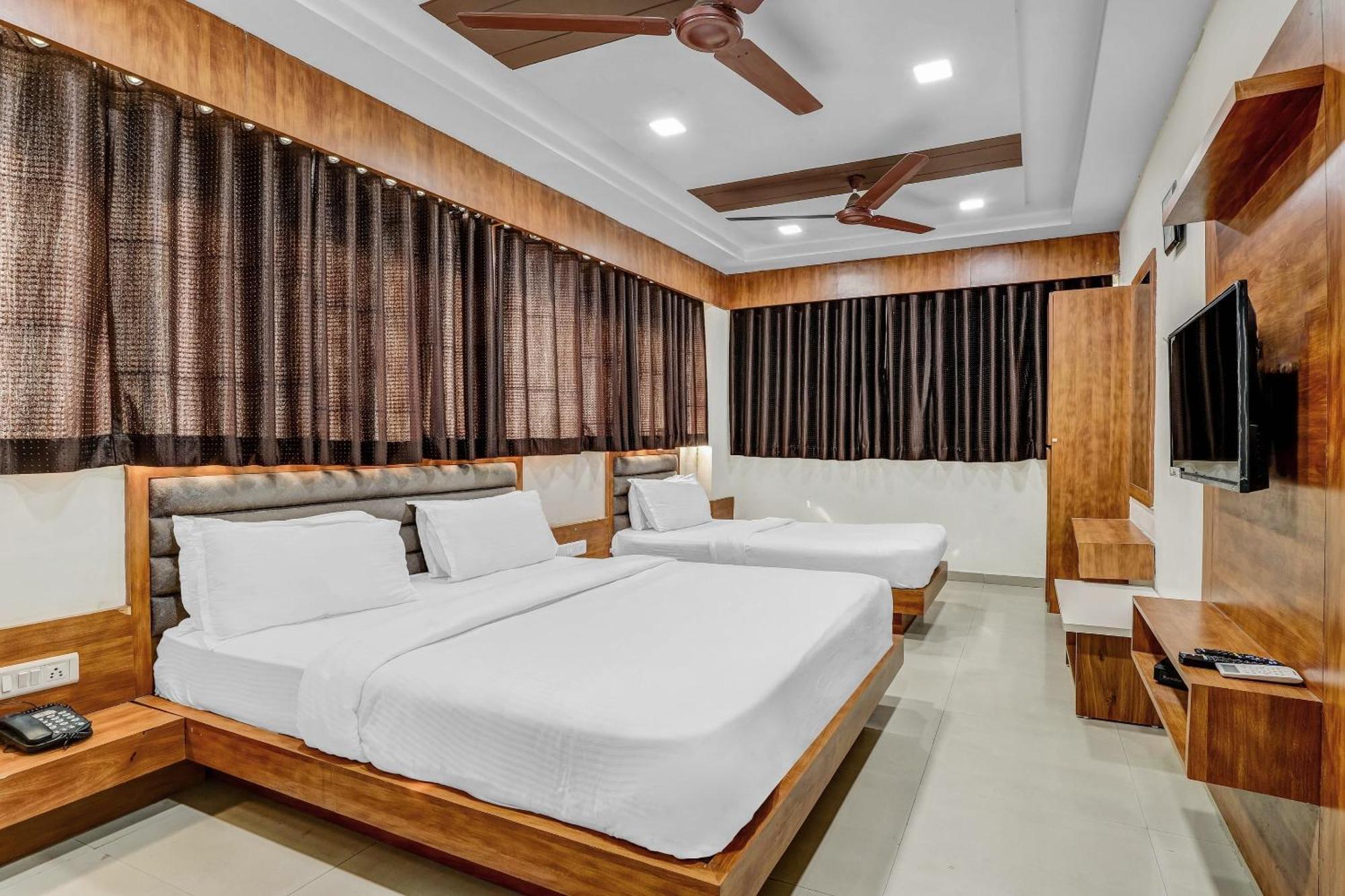 Hotel Capital O Maple View Naroda Esterno foto