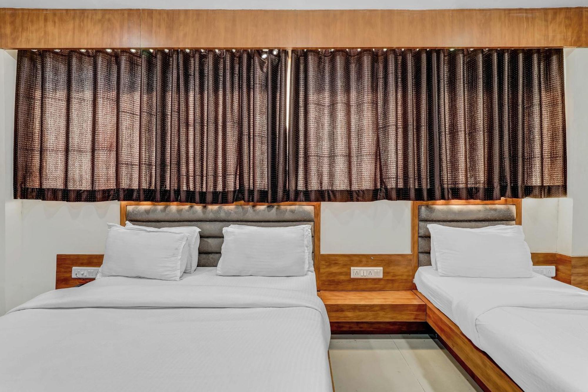 Hotel Capital O Maple View Naroda Esterno foto