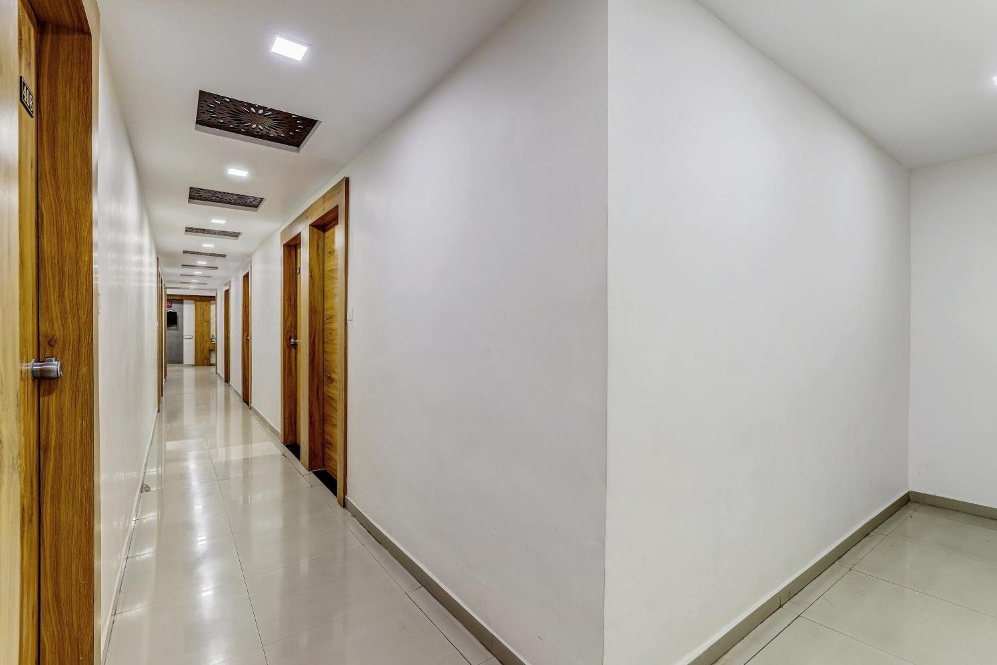 Hotel Capital O Maple View Naroda Esterno foto