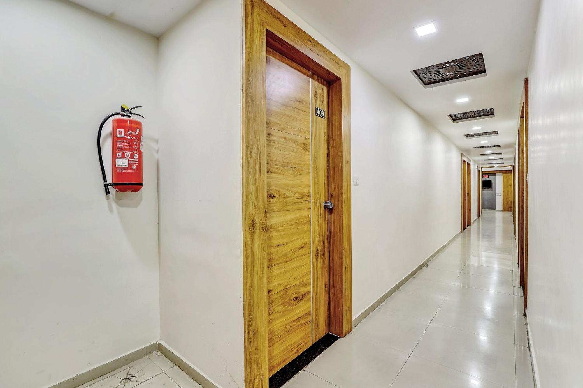Hotel Capital O Maple View Naroda Esterno foto