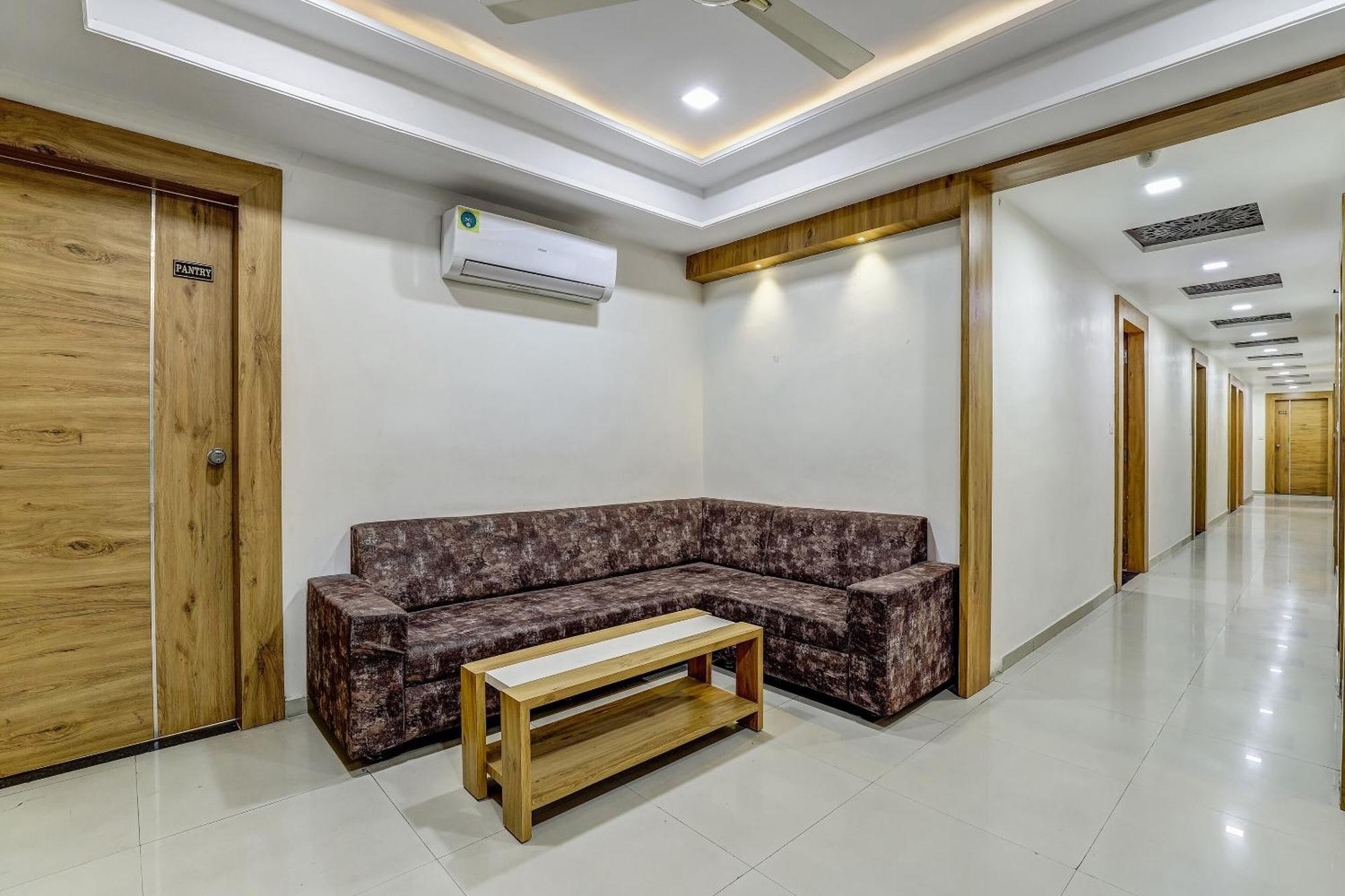 Hotel Capital O Maple View Naroda Esterno foto