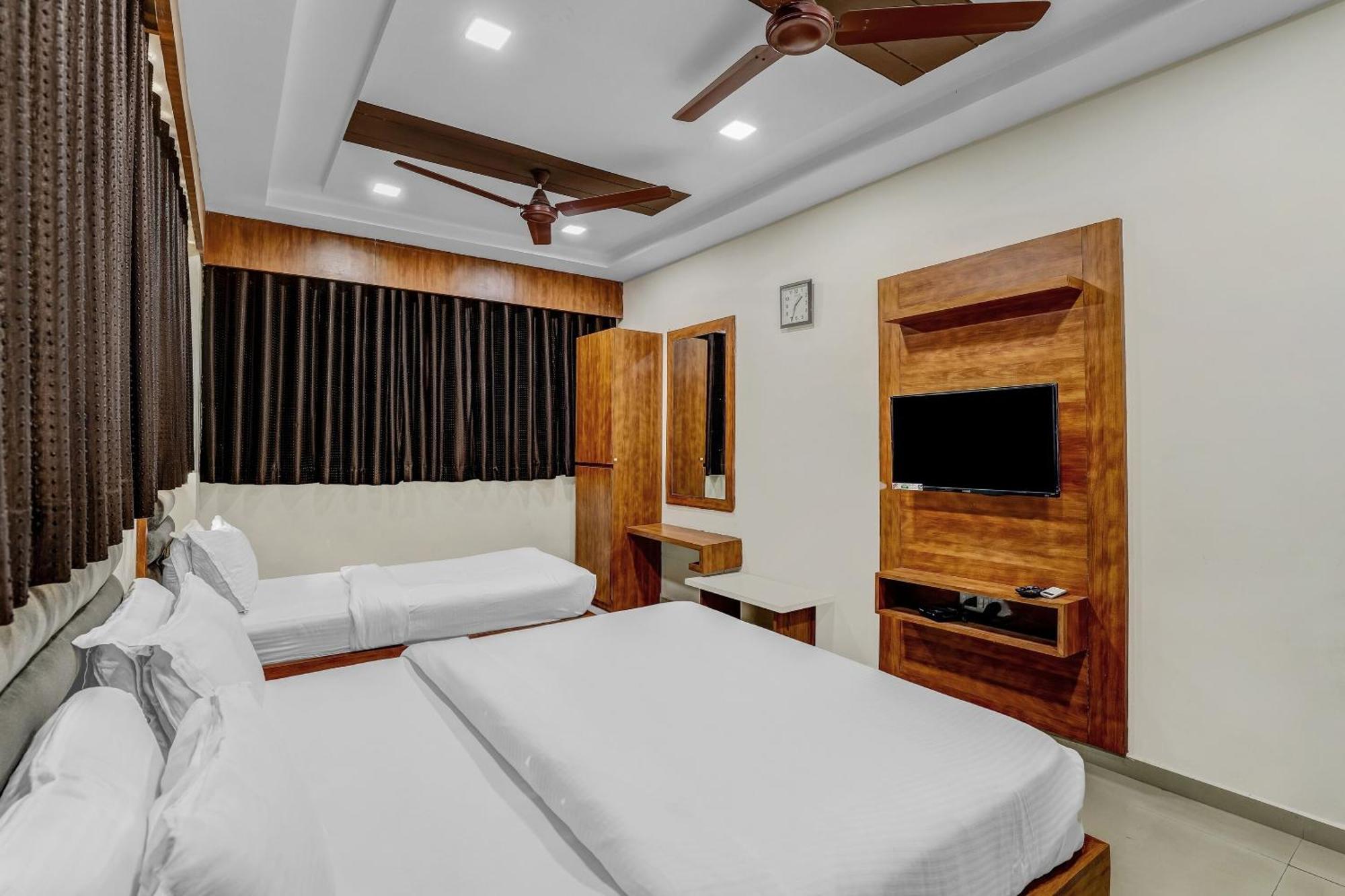 Hotel Capital O Maple View Naroda Esterno foto