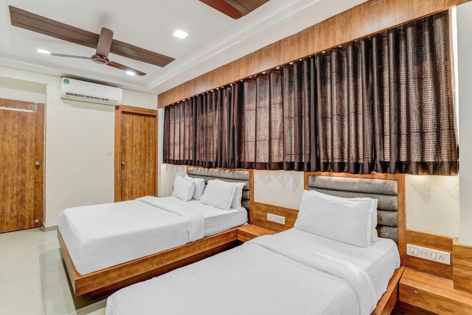 Hotel Capital O Maple View Naroda Esterno foto