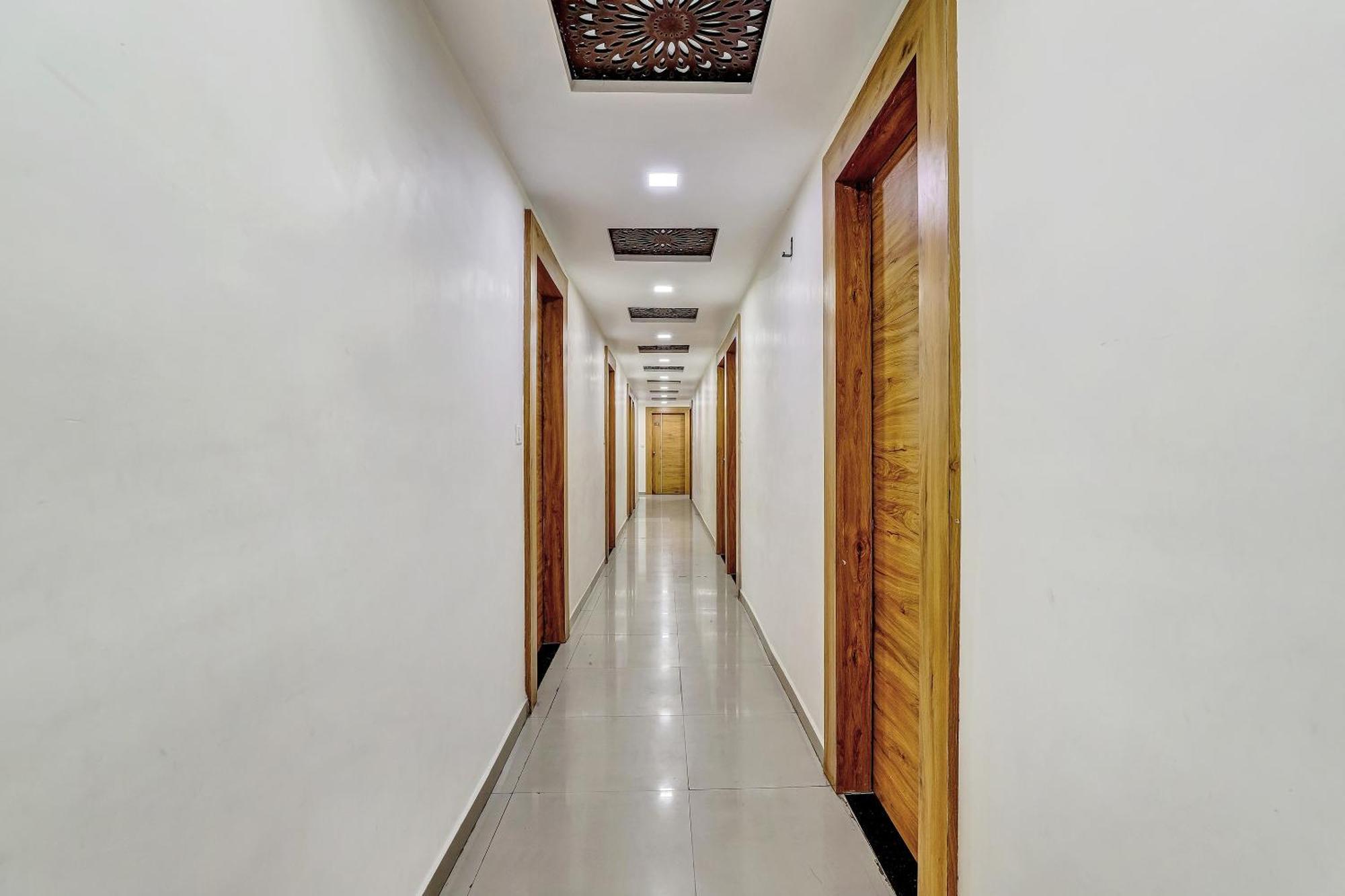 Hotel Capital O Maple View Naroda Esterno foto